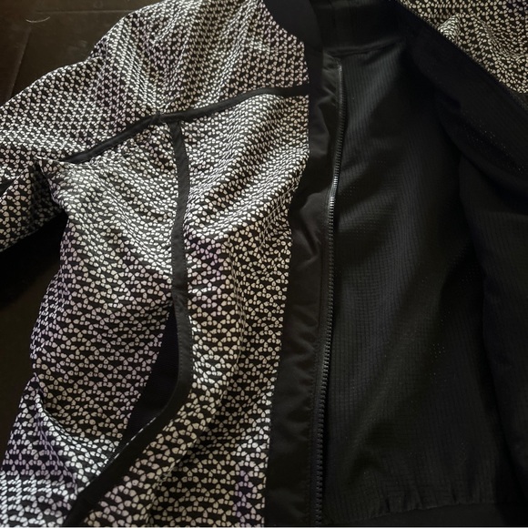 Lululemon Size 2 Bomb Around Reversible Bomber Jacket Black White Lightweight - Picture 4 of 9